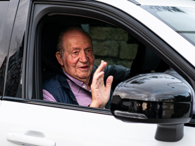 El rey Juan Carlos  saluda a su salida en coche de casa de Pedro Campos hacia el aeropuerto de Vigo, a 2 de octubre de 2023.