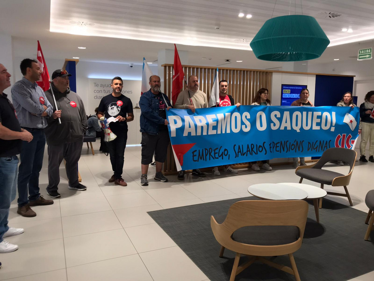 Sindicalistas de la CIG protestando dentro de una oficina bancaria de Lugo