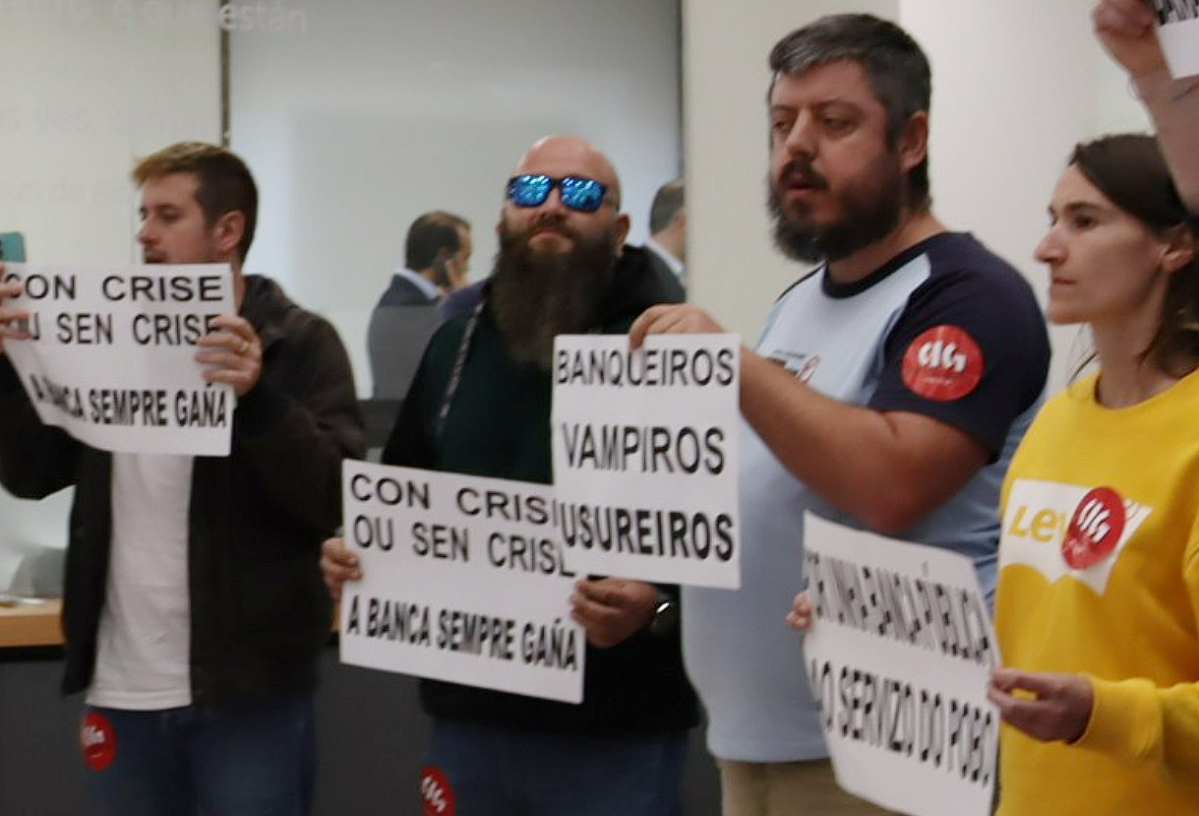 Sindicalistas de la CIG protestando dentro de una oficina bancaria