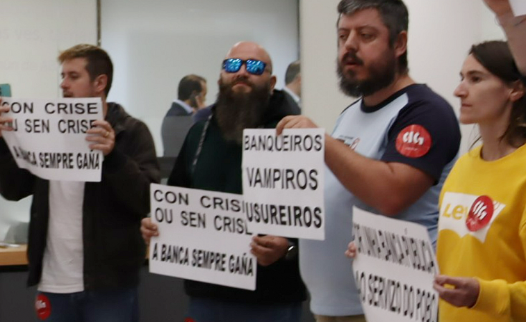 Trabajadores ocupan sucursales de Abanca. Santander y BBVA para criticar 