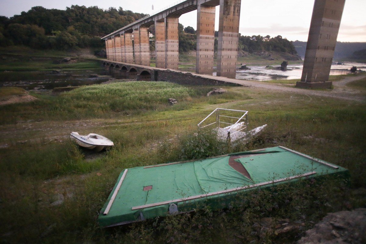 Varias barcas en el cauce seco tras el descenso de las aguas en el Embalse de Belesar, a 6 de octubre de 2023, en Portomarin, Lugo, Galicia.