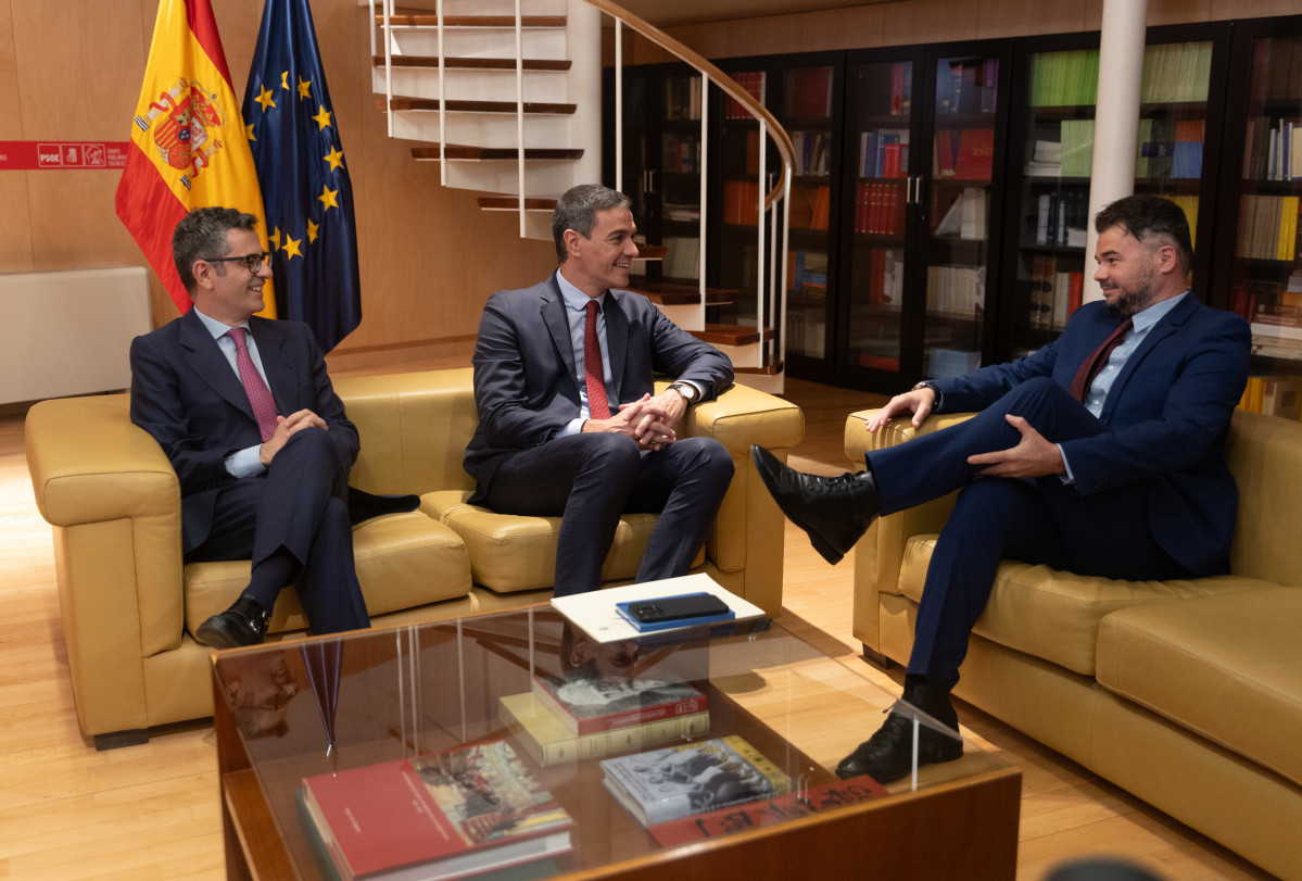 (I-D) ministro de la Presidencia, Félix Bolaños, y el presidente del Gobierno en funciones, Pedro Sánchez reciben al portavoz de ERC, Gabriel Rufián, durante su ronda de contactos, a 11 de octubre de 2023, en Madrid (España).