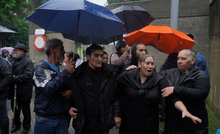 Cientos de personas claman justicia en el entierro de los tres menores y su madre muertos en el incendio de Vigo