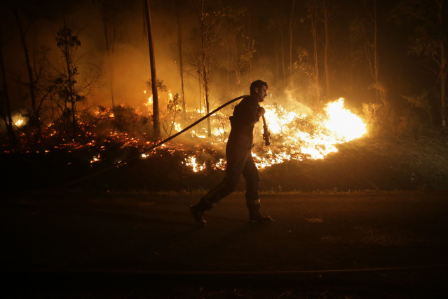 Vecinos colaboran en las labores de extinción del incendio, a 12 de octubre de 2023, en Vidal, Trabada, Lugo.