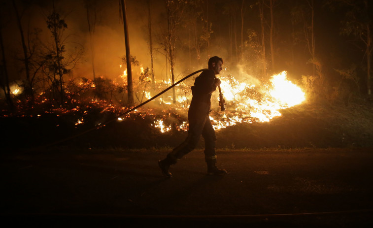El incendio forestal de Trabada ronda ya las 500 hectáreas y amenaza viviendas en Ribadeo