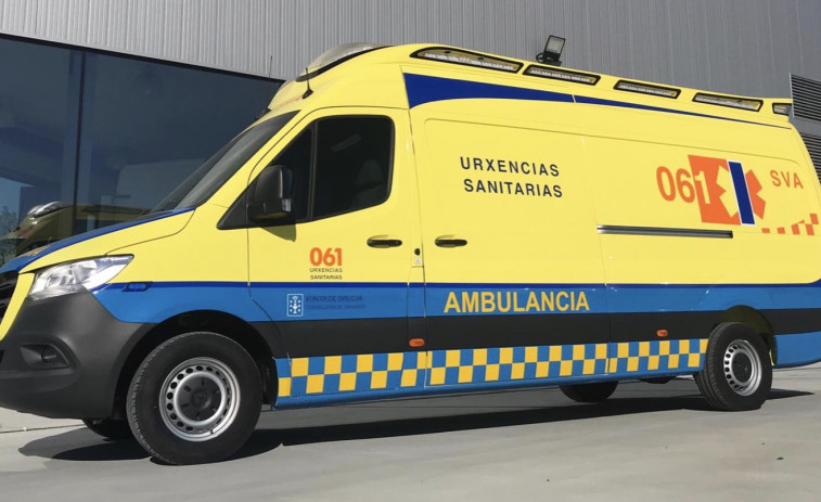 Heridas dos personas tras colisionar una ambulancia de asistencia programada y dos turismos en Vedra