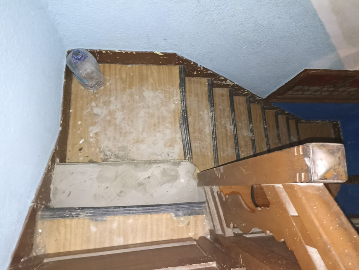 Escaleras en Fisterra 11 en una foto facilitada por un inquilina