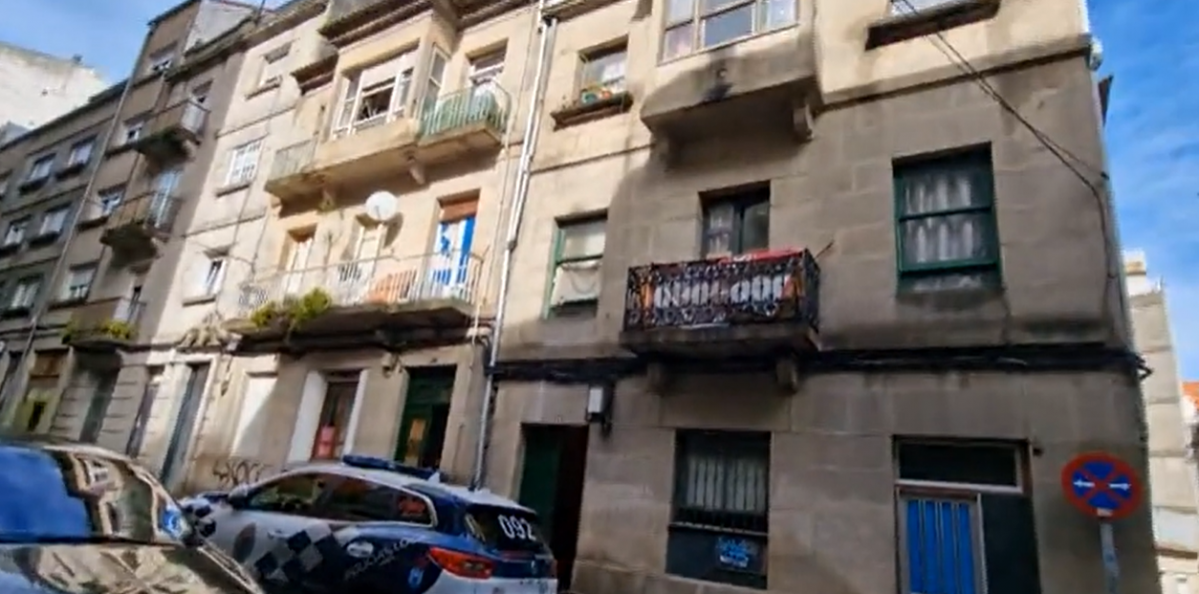 Coche de la Policu00eda Local frente a los edificios de la Calle Fisterra de Vigo el du00eda de los desalojos