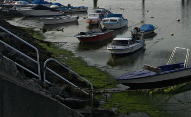 Encuentran un coche hundido en el puerto de Cambados con un cadáver en su interior