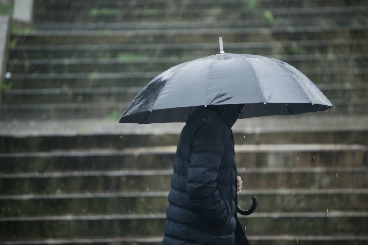Archivo - Una persona con paraguas para protegerse de la lluvia camina por la Rua Loureiro Crespo, a 16 de enero de 2023, en Pontevedra, Galicia (España).  La borrasca Gérard, séptima de la tempora