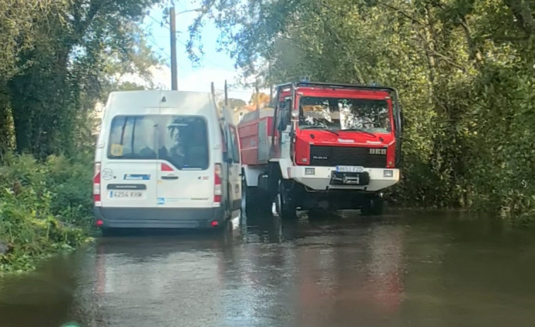Un microbus escolar queda atrapado en Allariz por la crecida del río Arnoia, sin riesgo para los pequeños