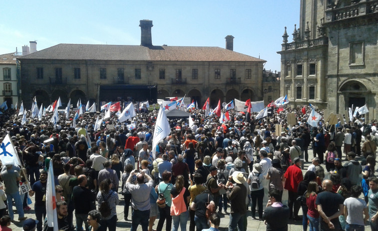 Mini e Mero cantan 'O carro' de Manuel María na Praza da Quintana