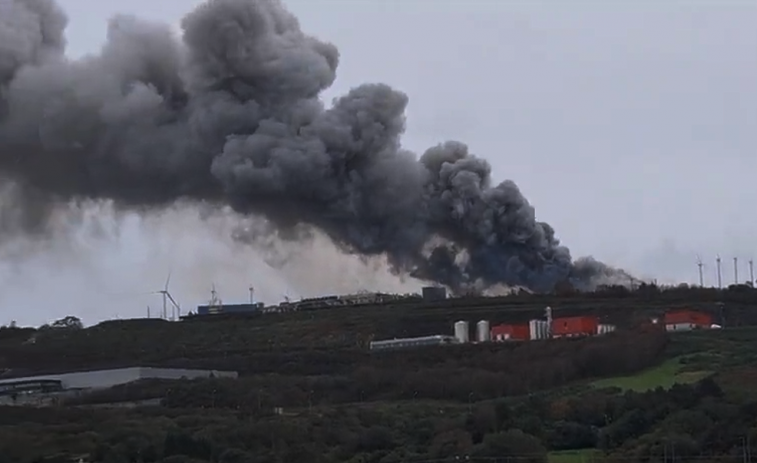 Aún activo el incendio en la planta de residuos industriales de SOGARISA en As Somozas