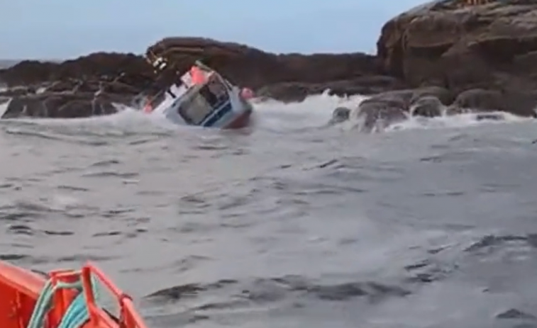 (VÍDEO) Así fue el agónico rescate de Salvamento Marítimo a los pescadores naufragados en medio del temporal