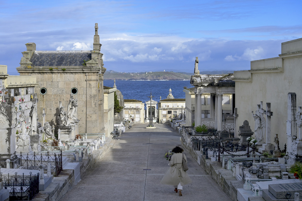 Archivo - Una persona camina en el cementerio de San Amaro, a 21 de octubre de 2021, A Coruña