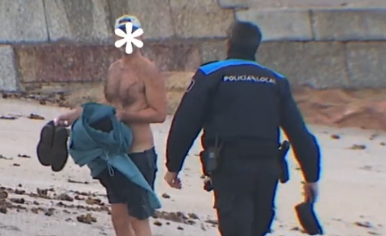 Un bañista en pleno temporal en Riazor obliga a intervenir a la Policía Local de A Coruña (vídeos)