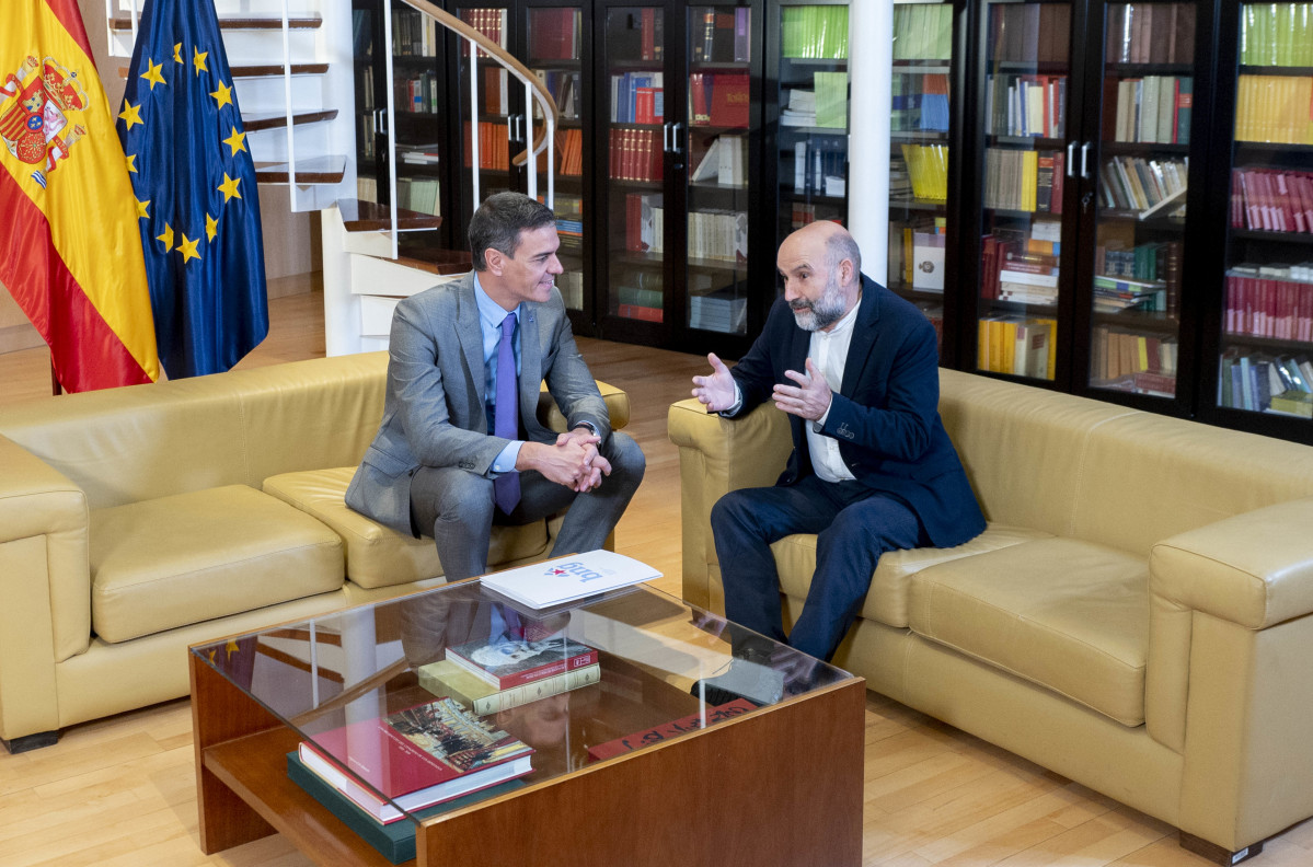 El presidente del Gobierno en funciones, Pedro Sánchez (i), se reúne con el diputado de BNG Néstor Rego (d), durante su ronda de contactos, a 10 de octubre de 2023, en Madrid (España). El presiden