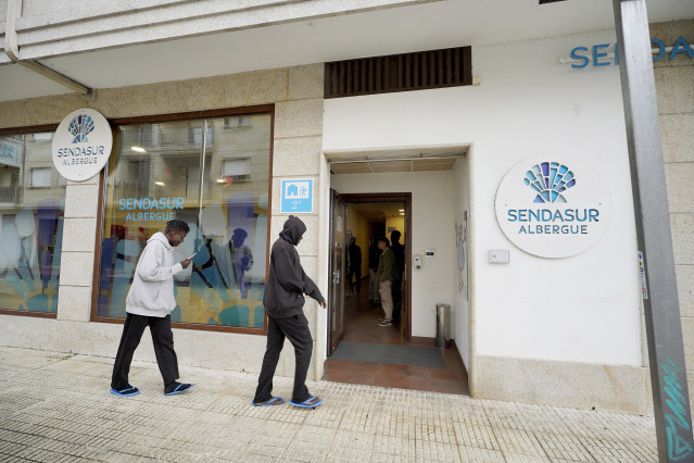 Varios inmigrantes desplazados desde Canarias en el albergue Sendasur, a 31 de octubre de 2023, en O Porriño, Vigo, Galicia (España).