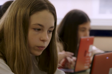 Alumnas en clase con ordenadores de Abalar Edixgal en una imagen de la Xunta