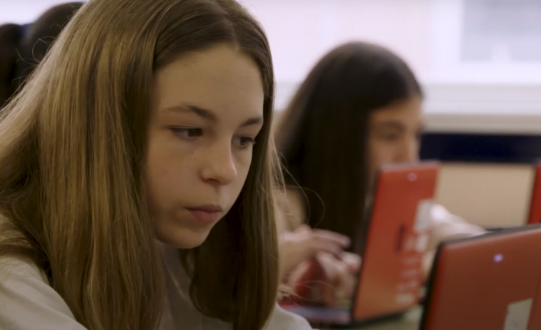 El lunes los alumnos de Galicia no podrán usar móvil en colegios e institutos, con excepciones