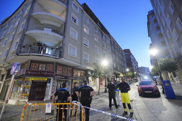 Agentes de Policía Local en las inmediaciones del edificio donde se produjo el fuego, en la calle Alfonso X el Sabio de Vigo.