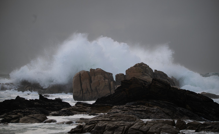 Las olas en Estaca de Bares rozan los 14 metros de altura y fulminan los registros históricos