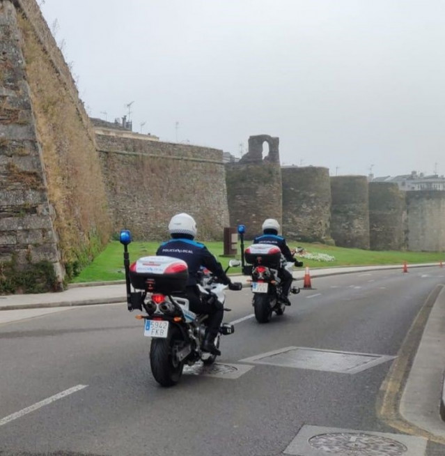 Archivo - Agentes de la Policía Local de Lugo patrullando en moto por la ciudad.
