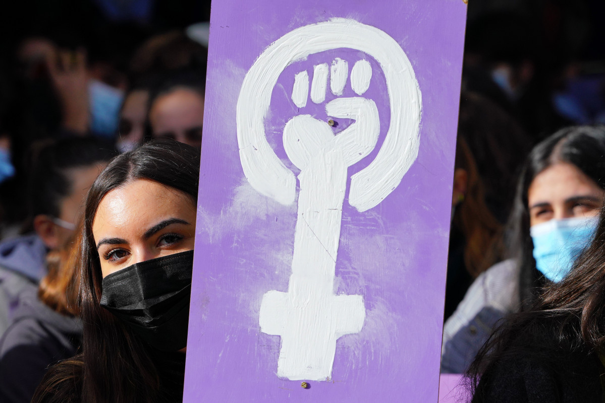 Archivo - Una alumna con un cartel feminista durante una sentada de alumnas de la Universidad de Santiago con carteles de mensajes feministas.