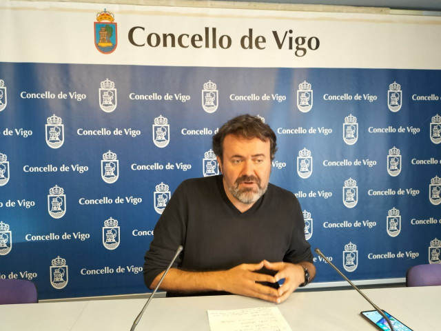 Archivo - El portavoz del grupo municipal Marea de Vigo, Rubén Pérez Correa, en una rueda de prensa en el Ayuntamiento olívico.
