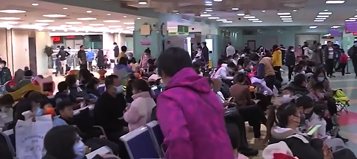 Sala de espera saturada en un hospital chino en una imagen publicada por la televisiu00f3n estatal CCTV el du00eda 24 de noviembre