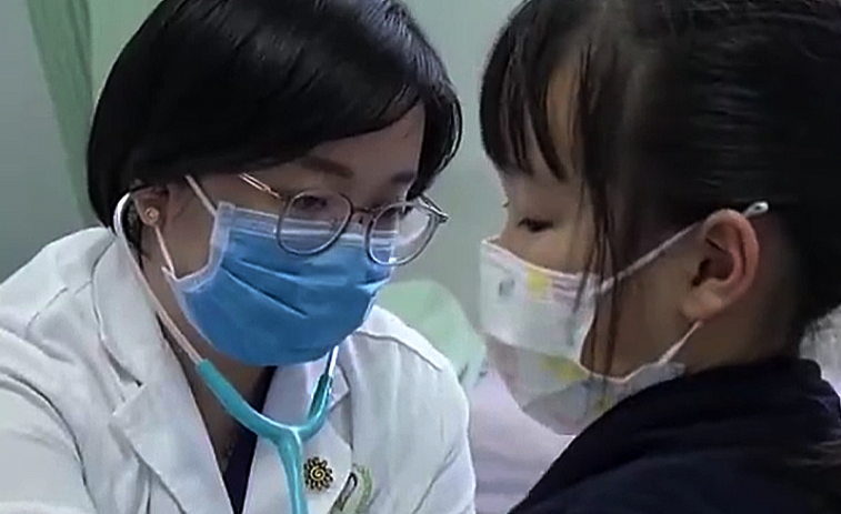 China desmiente nuevo virus pero implementa controles más duros tras colapsos en hospitales