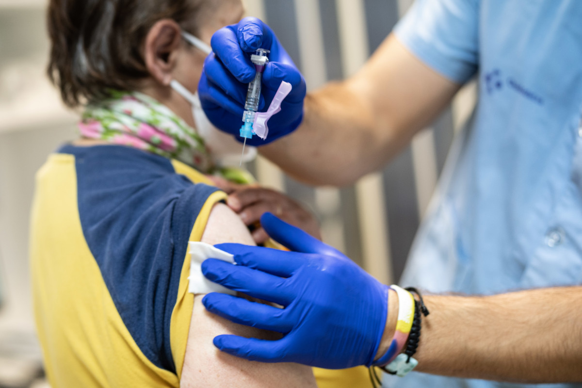 Archivo - Una persona se vacuna de la gripe en el centro de Salud de Habana-Cuba, a 18 de octubre de 2021, en Vitoria, País Vasco.