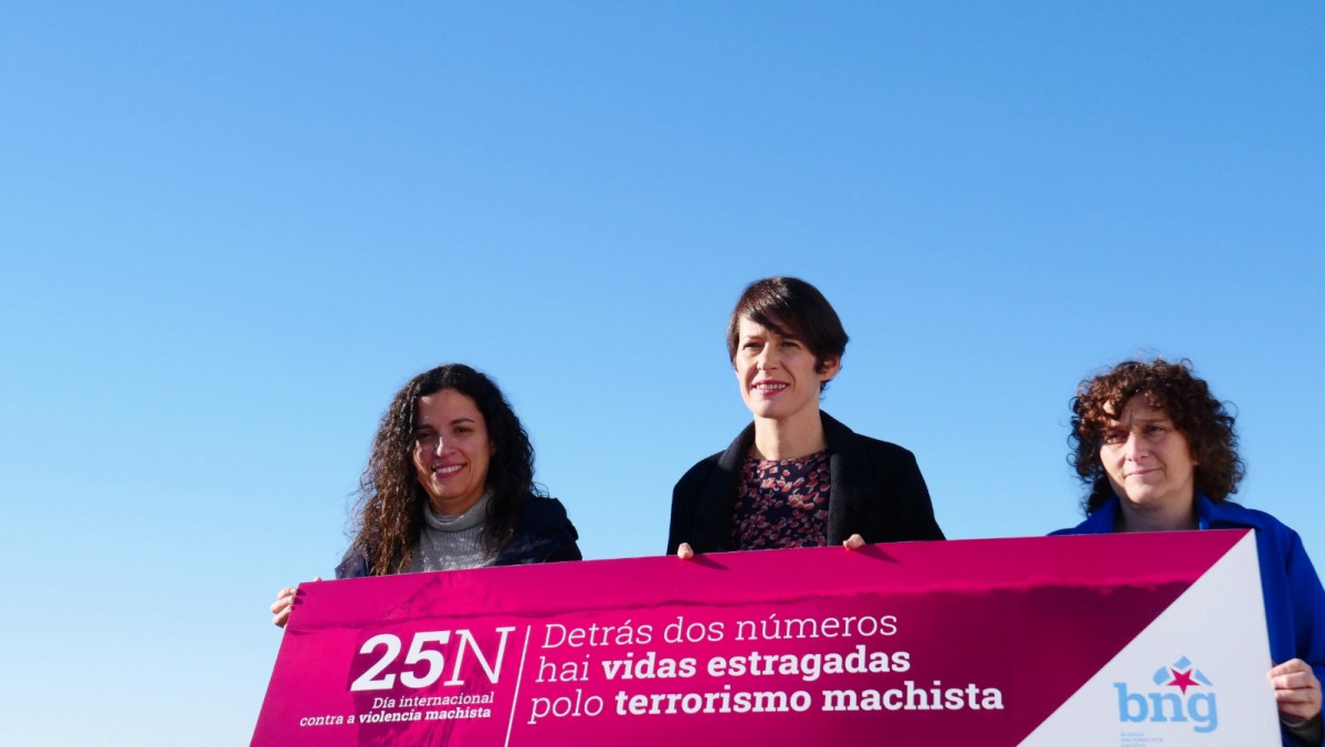 La portavoz nacional del BNG, Ana Pontón, con la alcaldesa de Santiago, Goretti Sanmartín, y la diputada Noa Díaz presentan la campaña del 25N