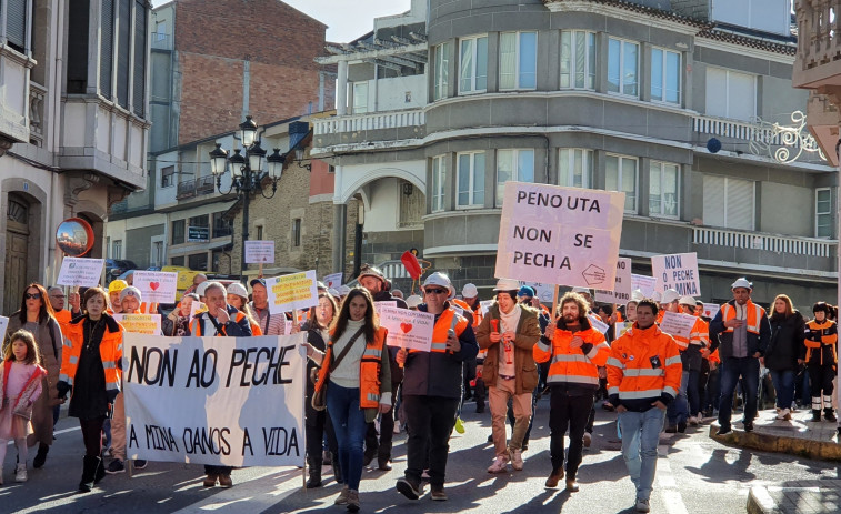 Cientos de personas se manifiestan en Viana do Bolo contra el cierre de la mina de Penouta