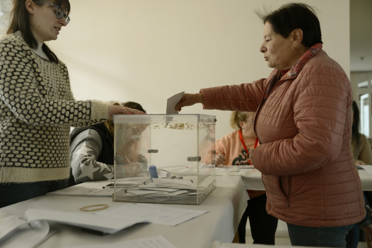 Una mujer ejerce su derecho a voto, a 26 de noviembre de 2023, en Castro Caldelas, Ourense, Galicia (España). Más de 40 municipios en los que no se proclamó ninguna candidatura en las pasadas elecc
