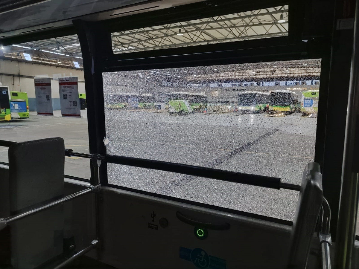 Daños en la ventana de un autobús de Vitrasa, que fue atacado el 28 de noviembre de 2023.