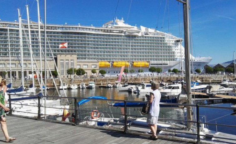 El crucero más grande del mundo hace escala en Vigo