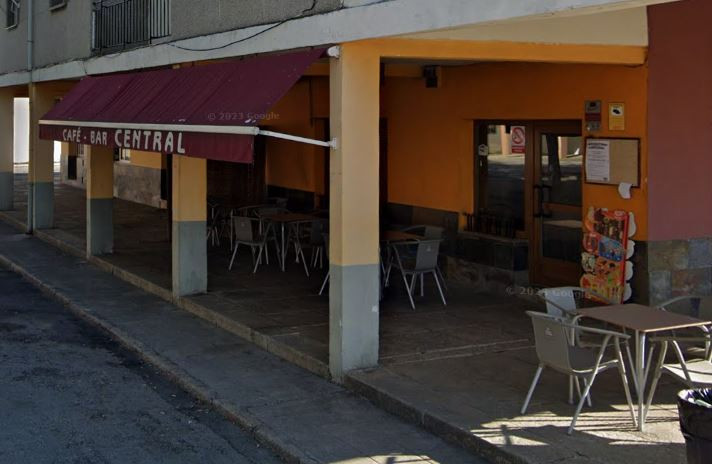 Cafe Bar Central en la Calle San Pedro de Posada del Bierzo en una imagen de Google News
