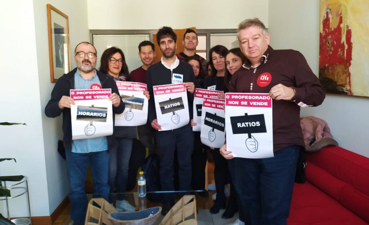 Los profesores gallegos vuelven a encerrarse en la Consellería de Educación tras el desalojo policial de ayer