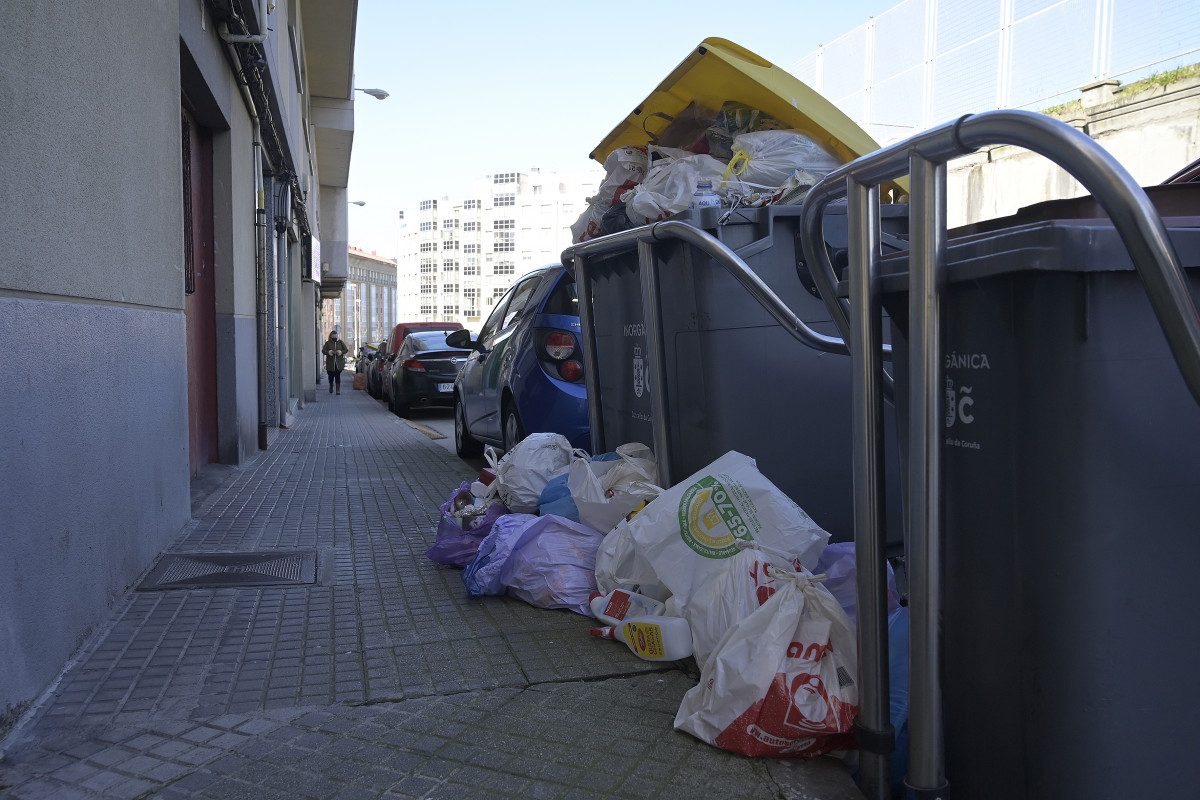 Archivo - Contenedores con basura en A Coruña