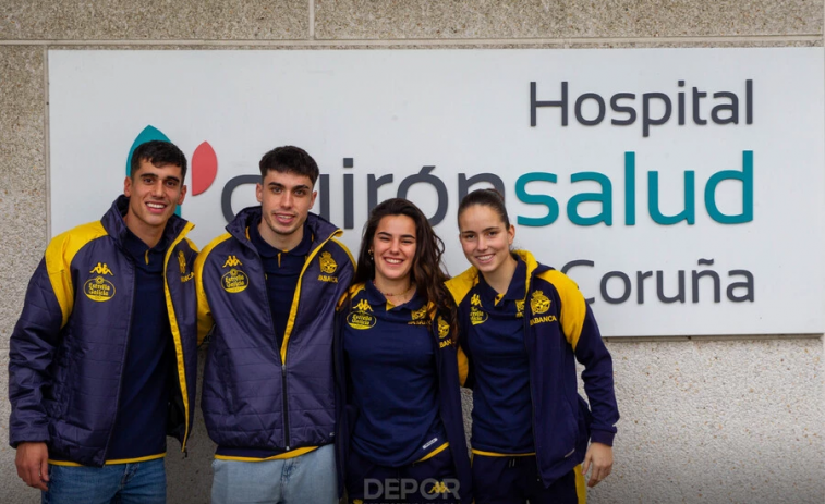 Los jugadores y jugadoras del Deportivo de La Coruña alegran las navidades a los hospitalizados del Quirónsalud