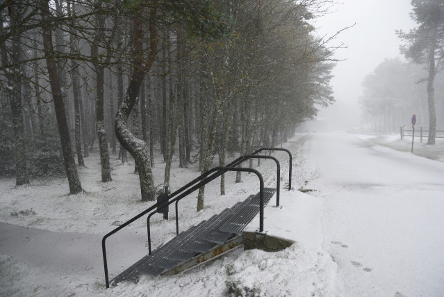 Archivo - Una zona cubierta de nieve en la estación de esquí de Manzaneda, a 2 de noviembre de 2023, en Pobra de Trives, Ourense