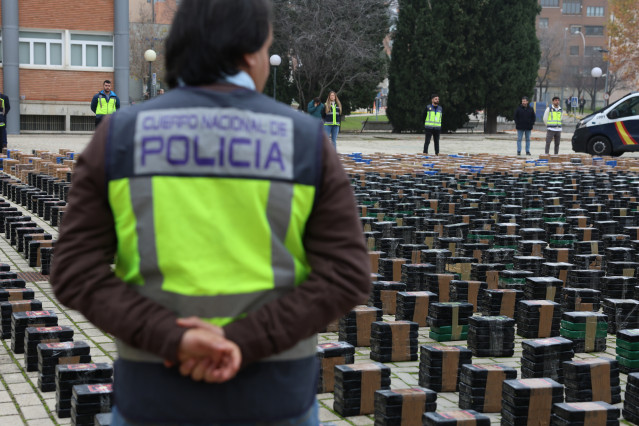 Varios agentes de policía muestran el alijo incautado en un operativo contra el tráfico de drogas en el Complejo Policial de Canillas, a 12 de diciembre de 2023, en Madrid.