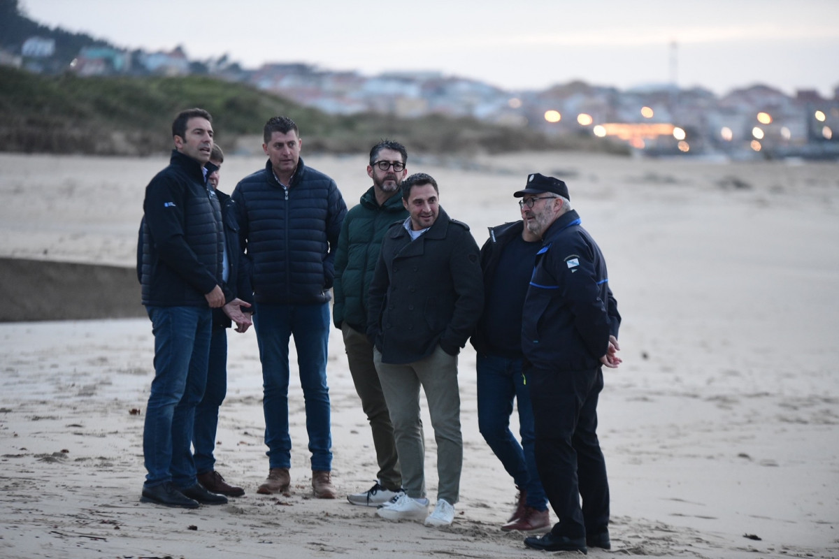 El conselleiro do Mar, Alfonso Villares, visita una playa de Porto do Son (A Coruña), donde se registraron pellets de plástico procedentes de este vertido.