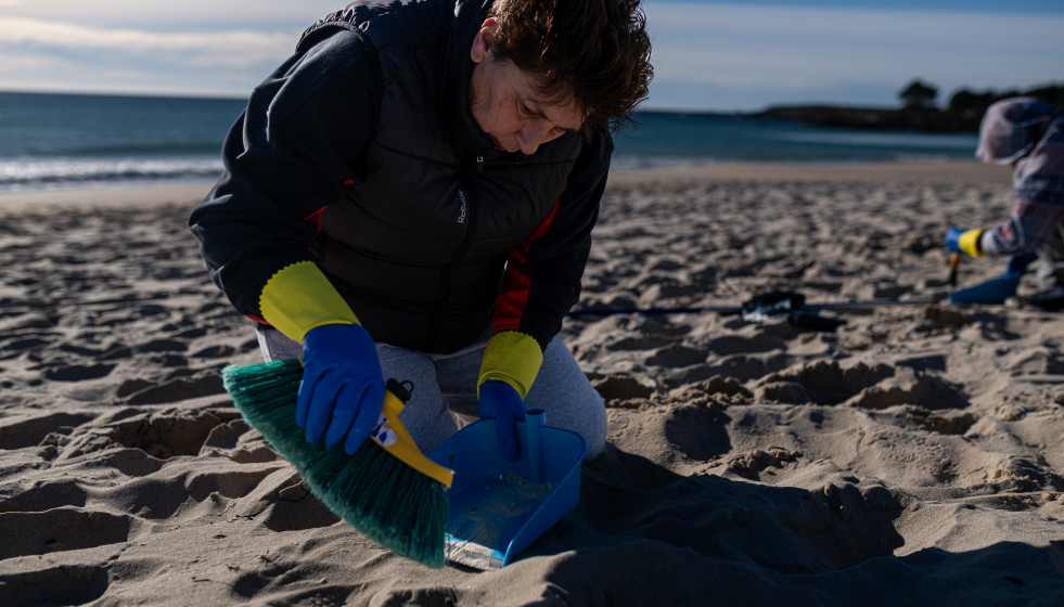Voluntarios hacen una recogida de pellets de la arena, Galicia, a 7 de enero de 2024, en A Coruña, Galicia (España). Grandes cantidades de pellets de plásticos llevan apareciendo, desde el 13 de di