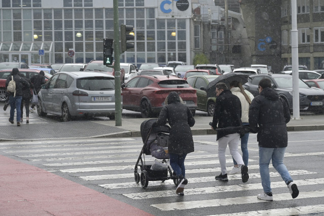Archivo - Varias personas cruzan un paso de peatones tratando de refugiarse de la lluvia, a 4 de noviembre de 2023, en A Coruña, Galicia (España). La Agencia Estatal de Meteorología (AEMET) ha activado en A Coruña el aviso rojo por la llegada de la borras