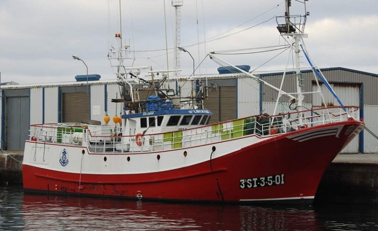 Pesquero de Burela, Nuevo Libertad, embarranca y sale a flote por segunda vez