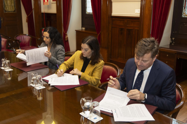 La alcaldesa de A Coruña, Inés Rey, firma un convenio con Naturgy e Inditex