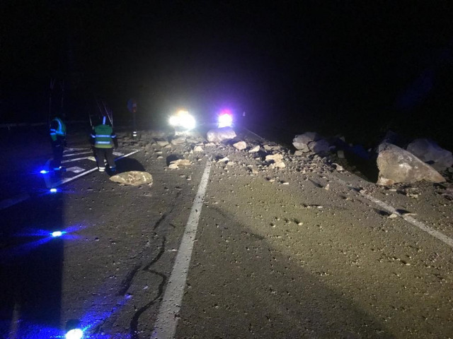 Derrumbe de tierra y piedras en la carretera OU-533.