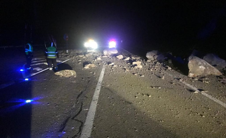 Un derrumbe obliga a cortar la carretera que une A Gudiña y A Rúa